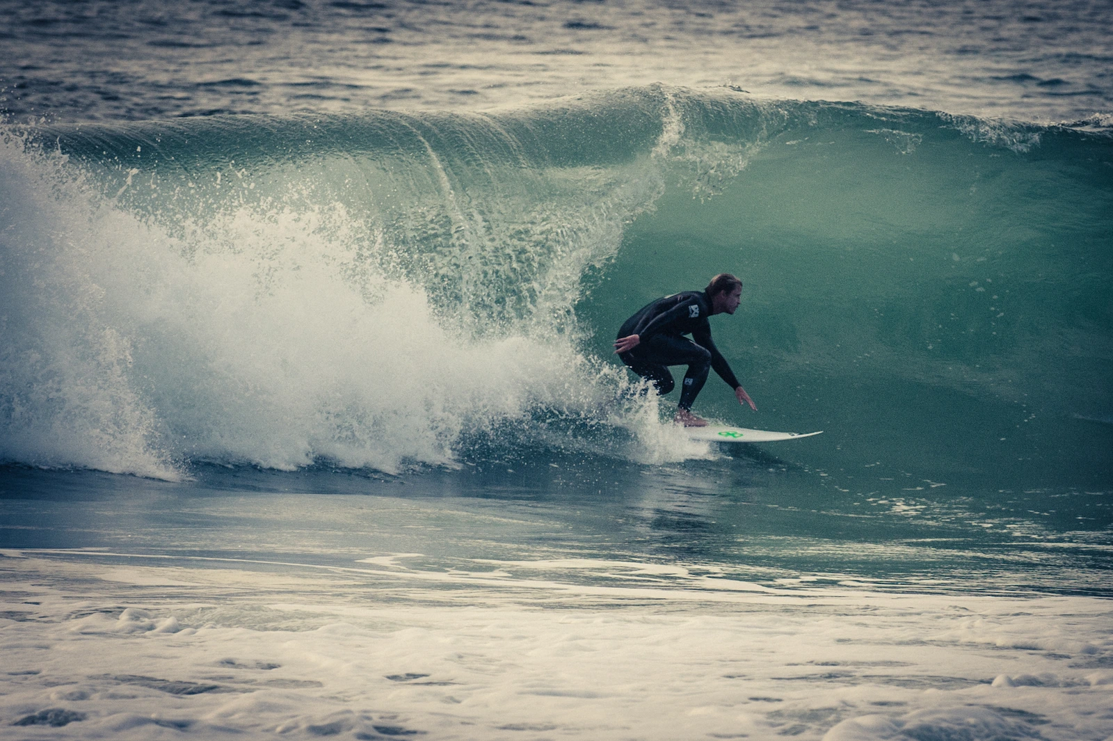 surfer-waves-ericeira